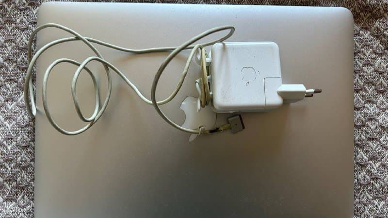 MacBook Air 13-inch 2017 с зарядным устройством 2