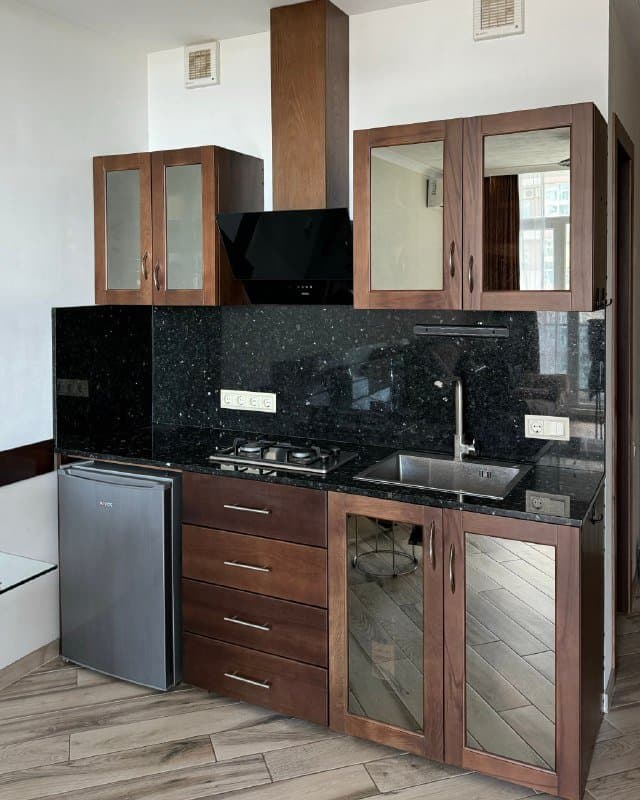 Кухня, холодильник, газовая печь, вытяжка, раковина