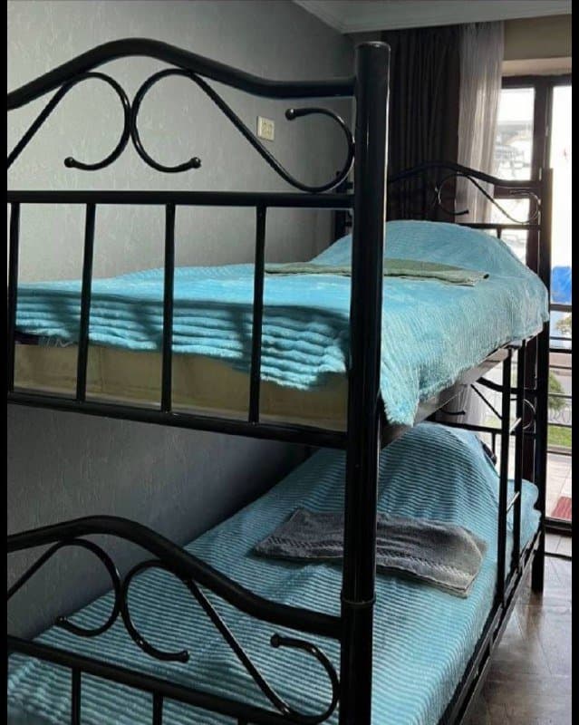 Двухъярусная кровать с 2 матрасами и постельным бельем