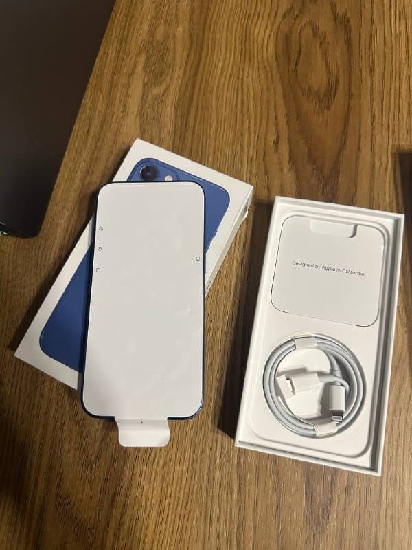 iPhone 13 128GB синий, белый 4