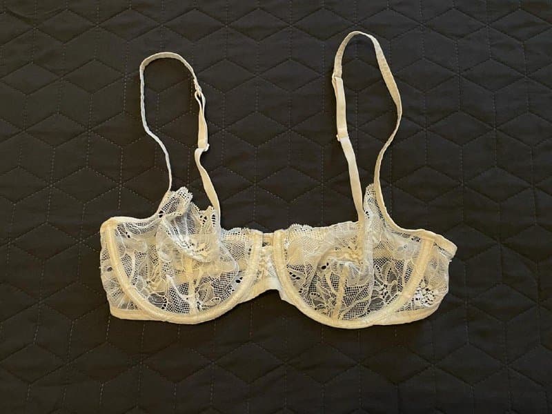 Белый топ J.Crew, кружевной бра Arket молочного цвета 9