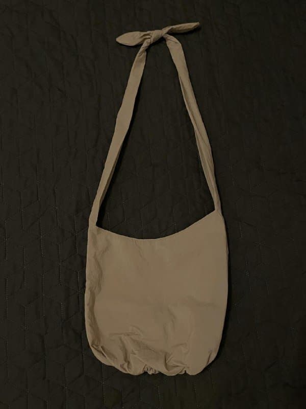 Гирлянда Jysk, бежевая сумка Amomento, тональный крем Glossier 5