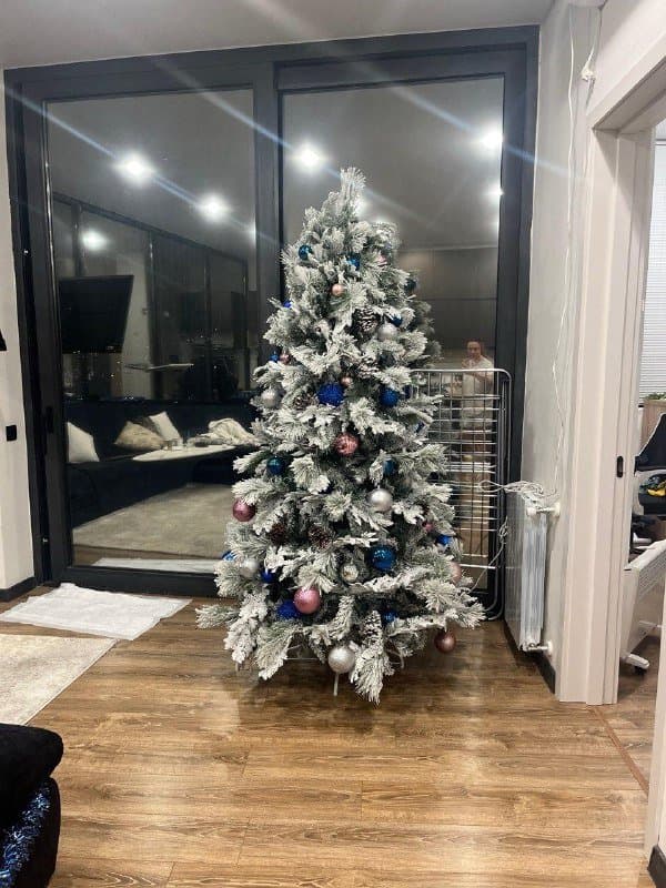 Искусственная заснеженная ёлка с украшениями