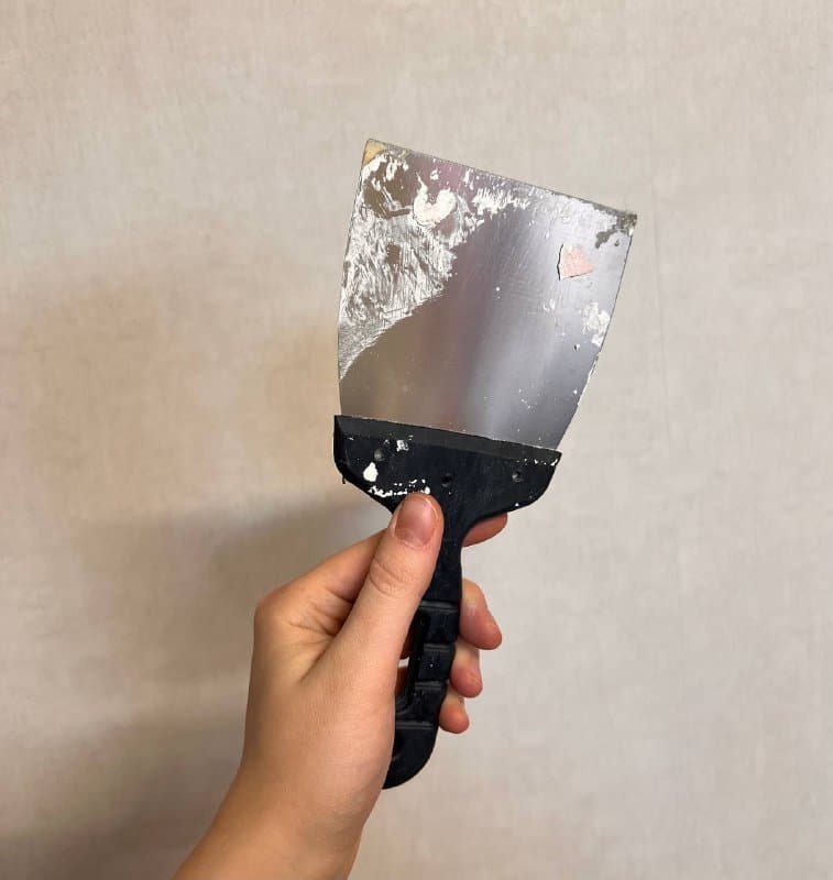 Сифон, малярный валик, ванночка, шпатель, щетка, краска, грунтовка, шурупы, крепления, спрей 4