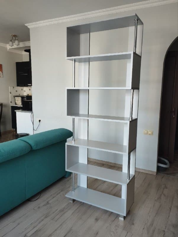 Стильный стеллаж из ЛДСП с металлическими ножками