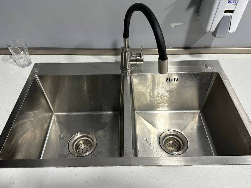 Кухня с двойной раковиной, техника, посуда 2