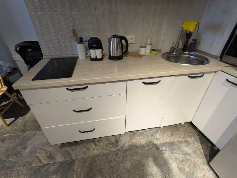 кухня б/у с нижними и верхними шкафами, раковиной, столешницей, вытяжкой 6