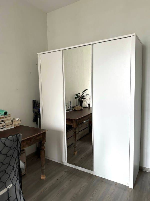 Шкаф Jysk трехстворчатый с зеркалом