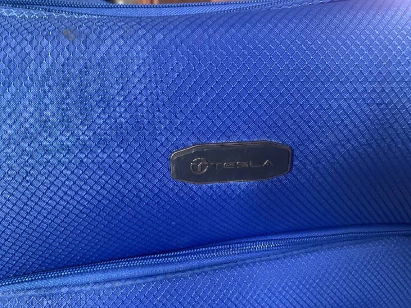 Два больших чемодана фирмы Тесла 7