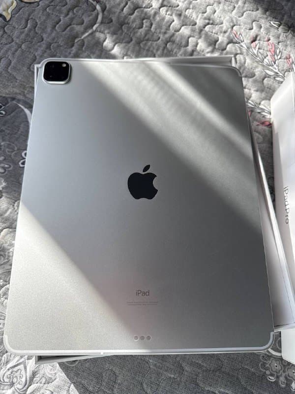 iPad 12.9 с SIM слотом с коробкой и чехлом 1