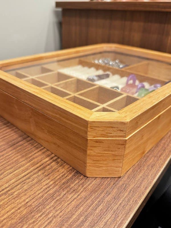 Шкатулка для украшений из дерева стекла и льна 2