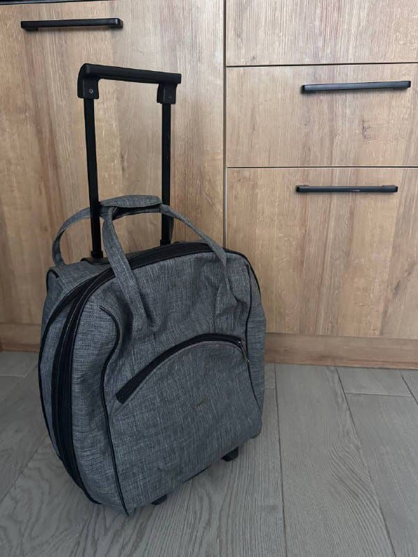 Чемодан на колесах очень легкий