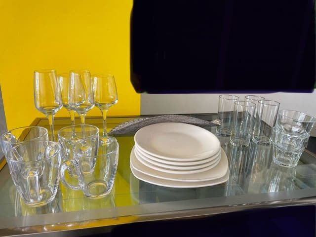 Посуды и кухонные принадлежности: чайник, кружки, тарелки, сковорода и емкости