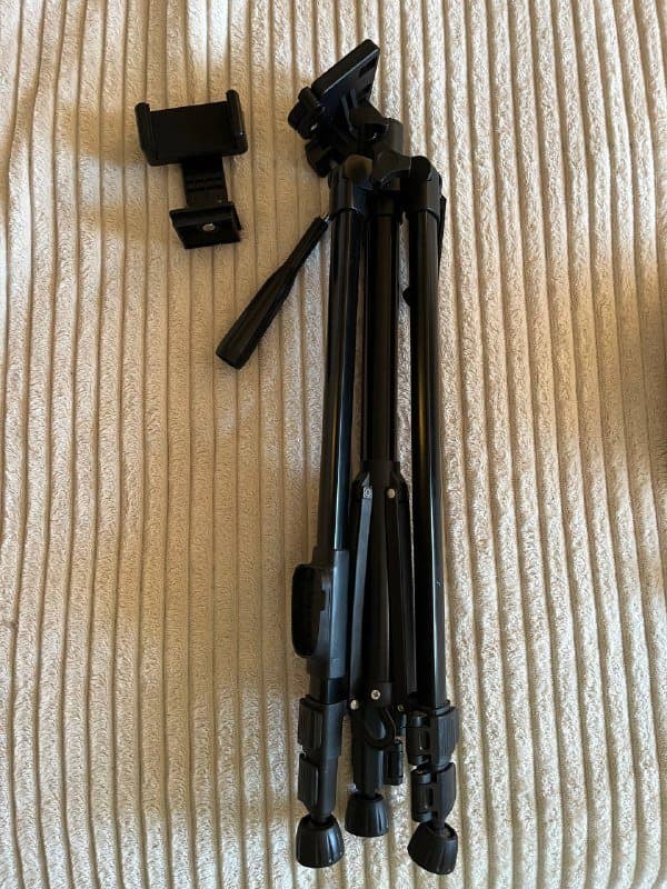 Штатив, отражающее стекло, штора, фитнес резинки, держатель, бигуди, бумага, краски, шнурки, шляпа