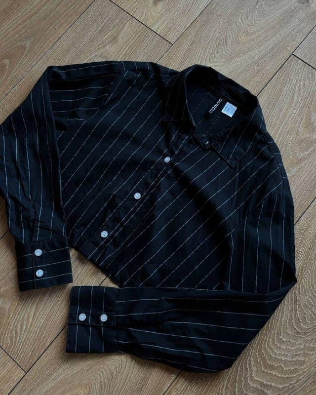 Топ белый, Штаны бежевые, Джинсовый комбинезон, Худи, Рубашка, Блуза, Розовый топ, Укороченная рубашка, Серый кардиган, Серый пиджак 5