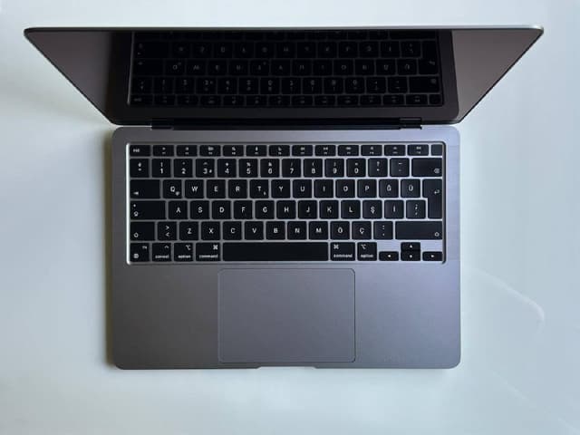 MacBook Air M1 8/256 с оригинальным зарядным устройством