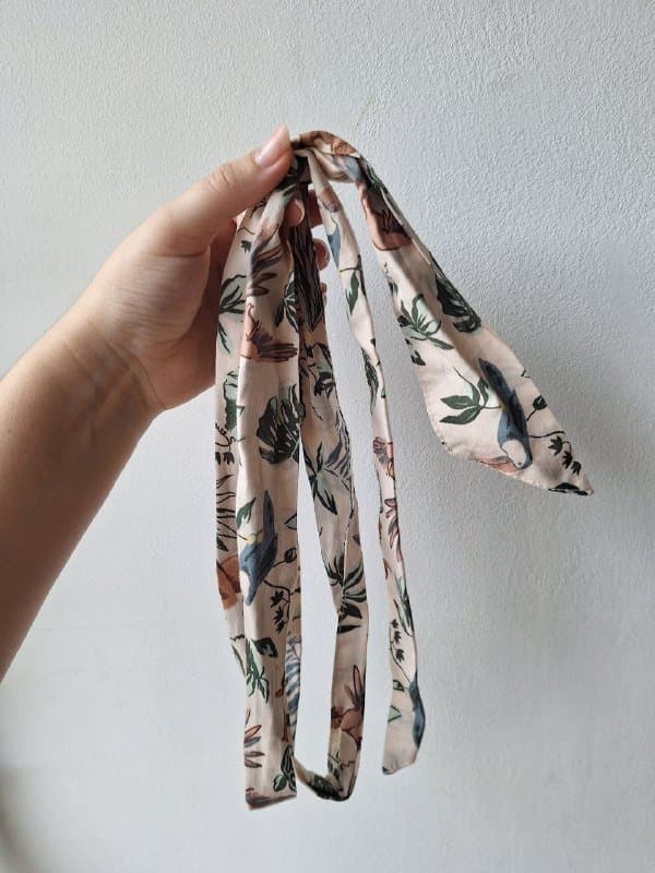 платье Zolla, блестящий свитер, бинты, очки 2