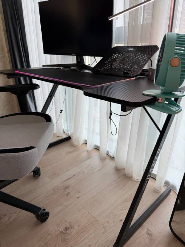 Геймерский стол, геймерский стул, монитор ASUS, подставка с вентилятором, вентилятор, светодиодная лампа, коврик с подсветкой 3