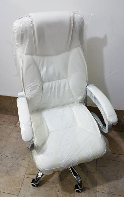 Белое офисное компьютерное кресло руководителя