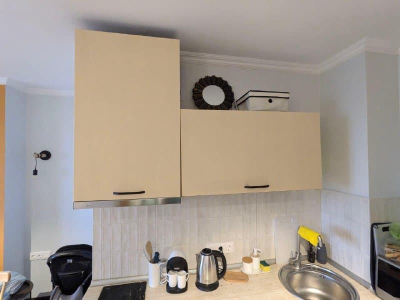 кухня б/у с нижними и верхними шкафами, раковиной, столешницей, вытяжкой 4