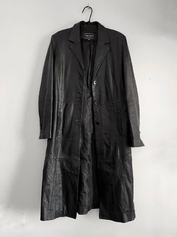 Длинный плащ, пиджак, длинная юбка, кожаная куртка