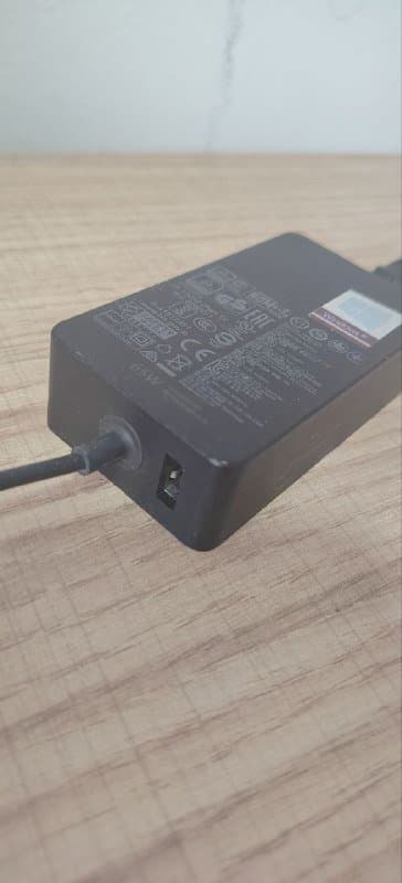 сенсорный ноутбук Microsoft с одной отсутствующей кнопкой 9