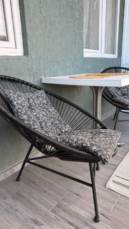 Комплект мебели для балкона: 2 стула, 4 подушки, 2 коврика, 2 подставочки