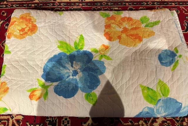 Одеяла, пледы белый с цветком, черно белый, красный, светло зеленый