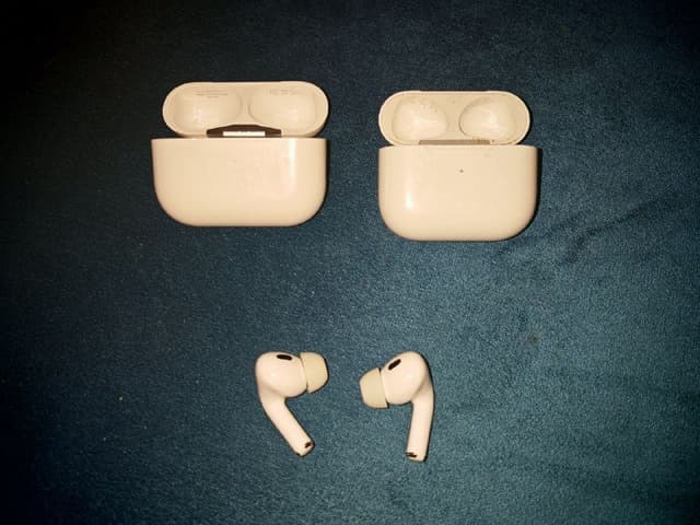 Кейс от AirPods Pro 2, кейс от AirPods 3, наушники от AirPods 1