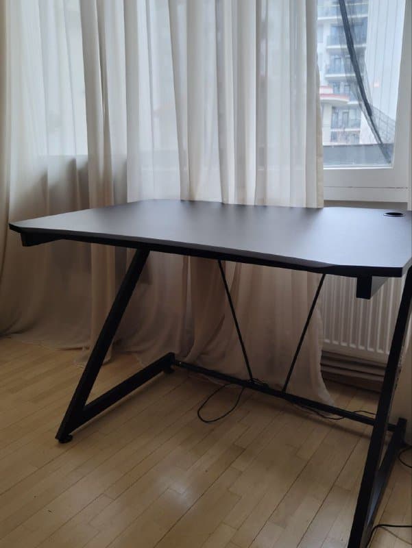 Компьютерный стол Trust Dominus 1