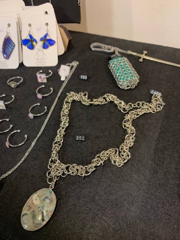 Новогодние подарки — ювелирные украшения со скидкой