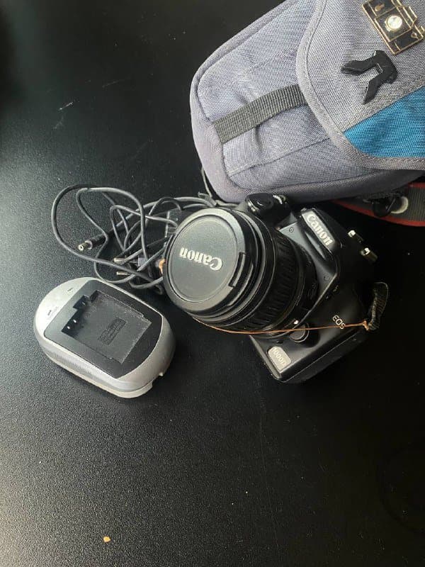 Фотоаппарат Canon EOS 1000D, зарядник, карта памяти, чехол