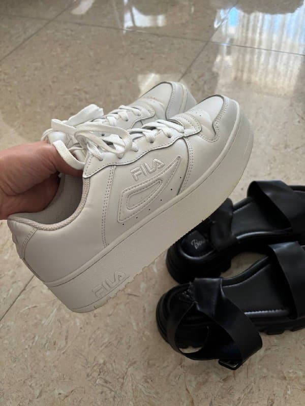 Белые кроссовки FILA и чёрные сандалии размер 38 2