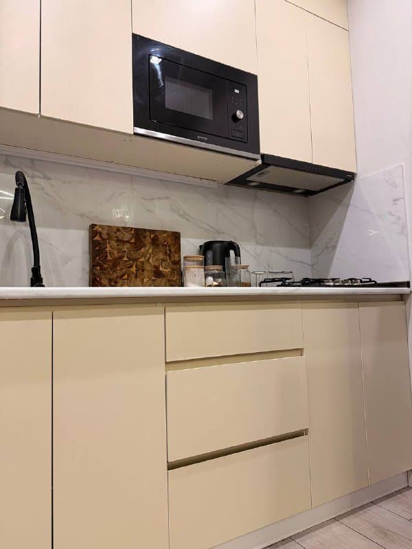 Кухонный гарнитур с газовой плитой и раковиной 3