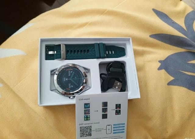 умные часы с ремешком и зарядным устройством