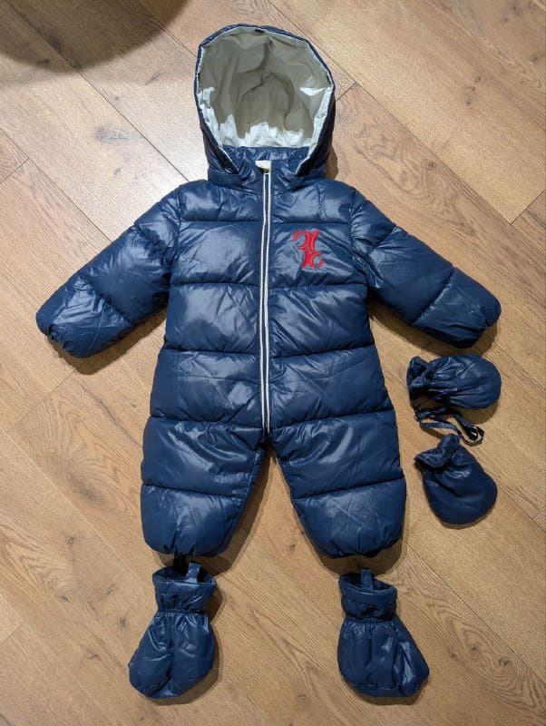 Детский зимний комбинезон с варежками и пинетками