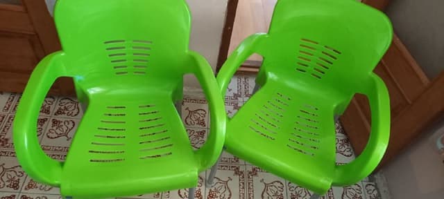 Два зелёных пластиковых стула