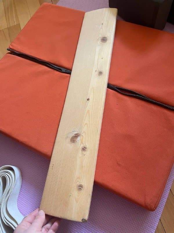 Стул, подставка, подушка, ремень и кирпичи для йоги 2