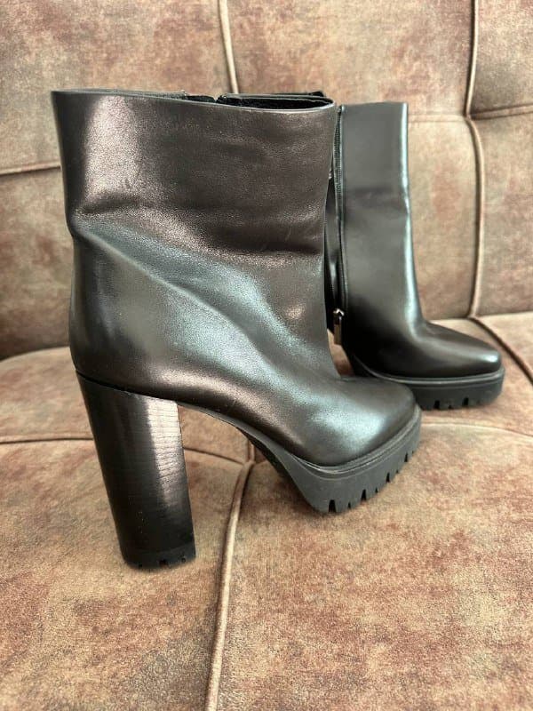 Новые кожаные женские ботинки 40 размер