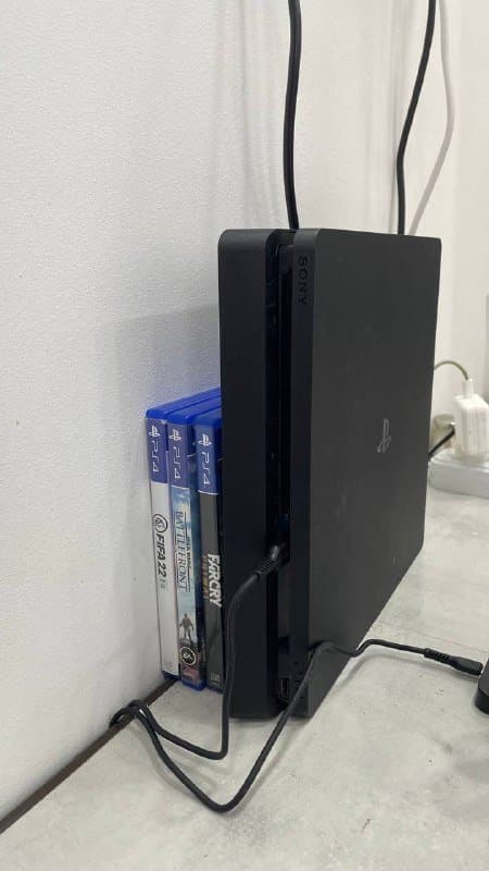 PlayStation 4 с играми, два геймпада, зарядная станция