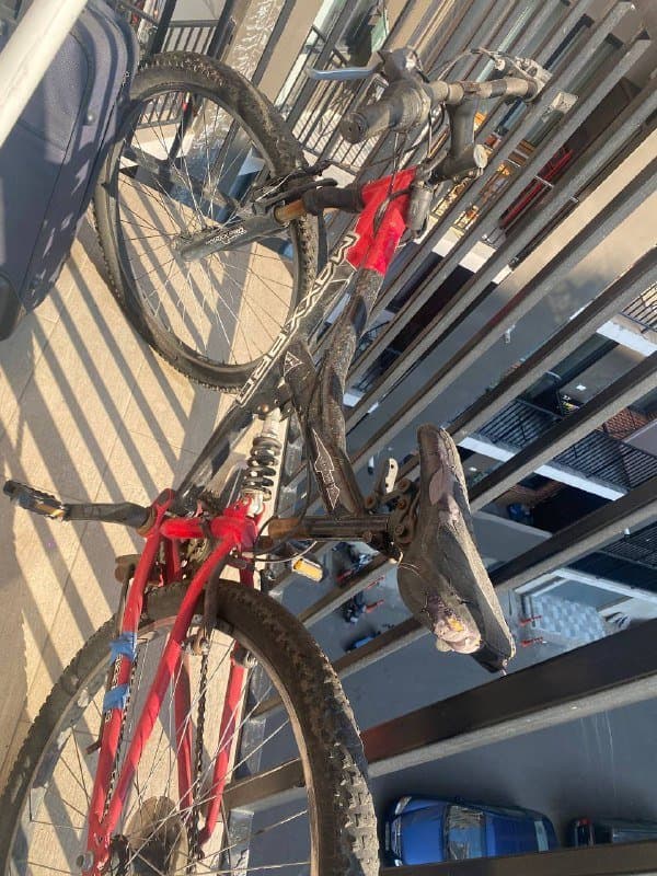 велосипед, блендер, шторка для душа, надувной матрас, насос, мяч для волейбола, кастрюлька, чайник