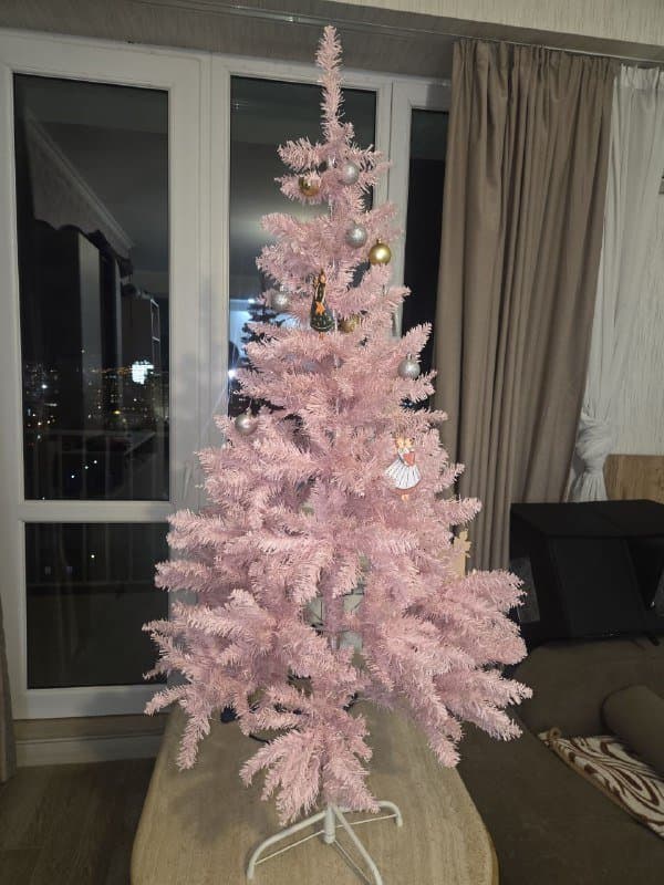 Розовая искусственная елка с шарами и гирляндой