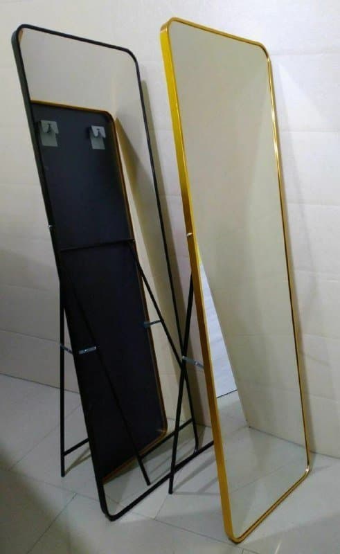 Большое зеркало с металлической рамкой