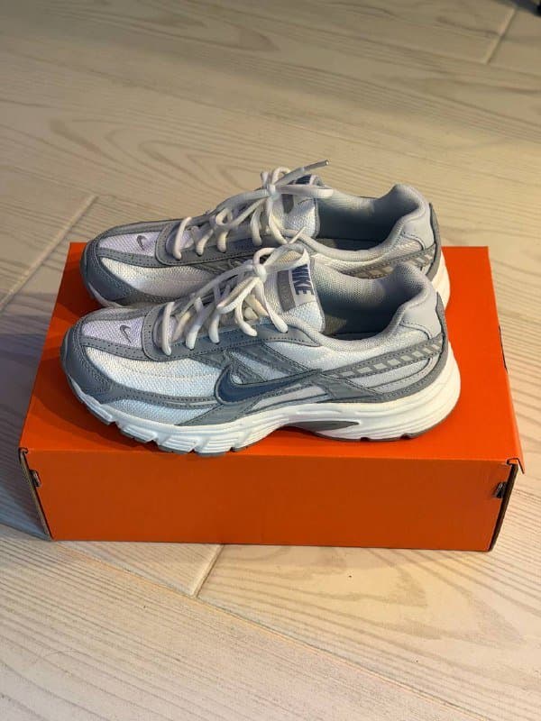 Женские кроссовки Nike Initiator