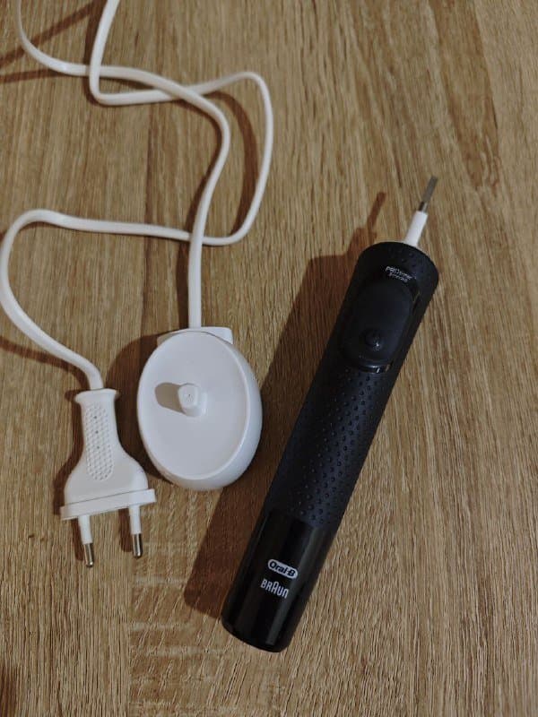 Электрическая зубная щетка Oral-B vitality pro