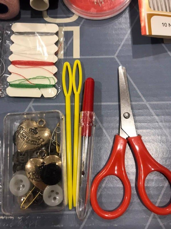 Нитки, иголки, ножницы, сантиметр, напальчник, пуговицы, спицы, нитки для вязания, бисер набор 7