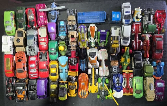 Машинки Hot Wheels, пупс с одеждой, швейная машинка, чайный сервиз