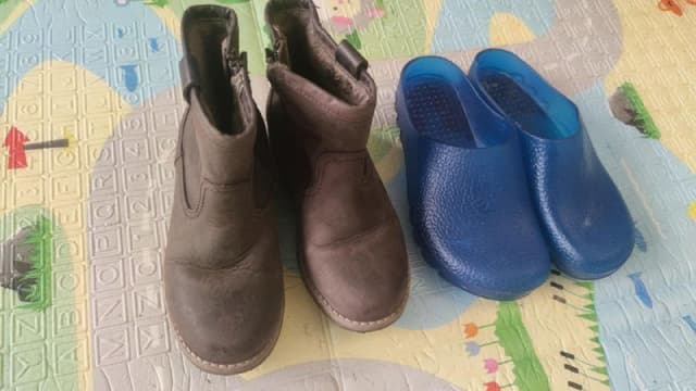 Зимние ботинки и резиновые тапочки для девочки