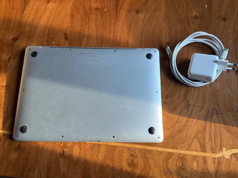 MacBook Air M1 8GB 256GB с зарядкой и кабелем 3