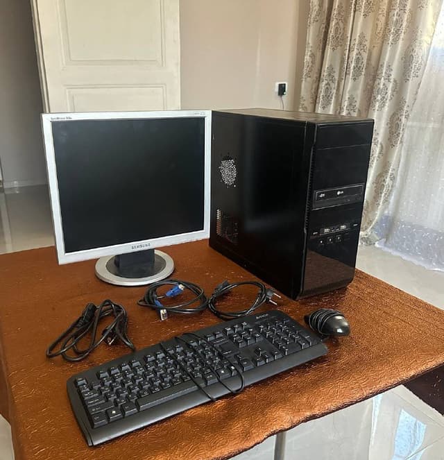 Компьютер с монитором, клавиатурой и мышкой